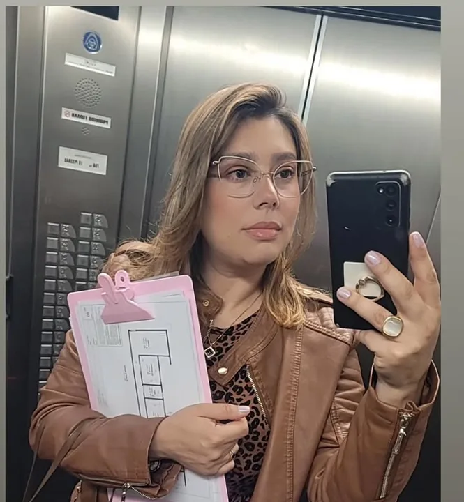 Karina com a prancheta do projeto