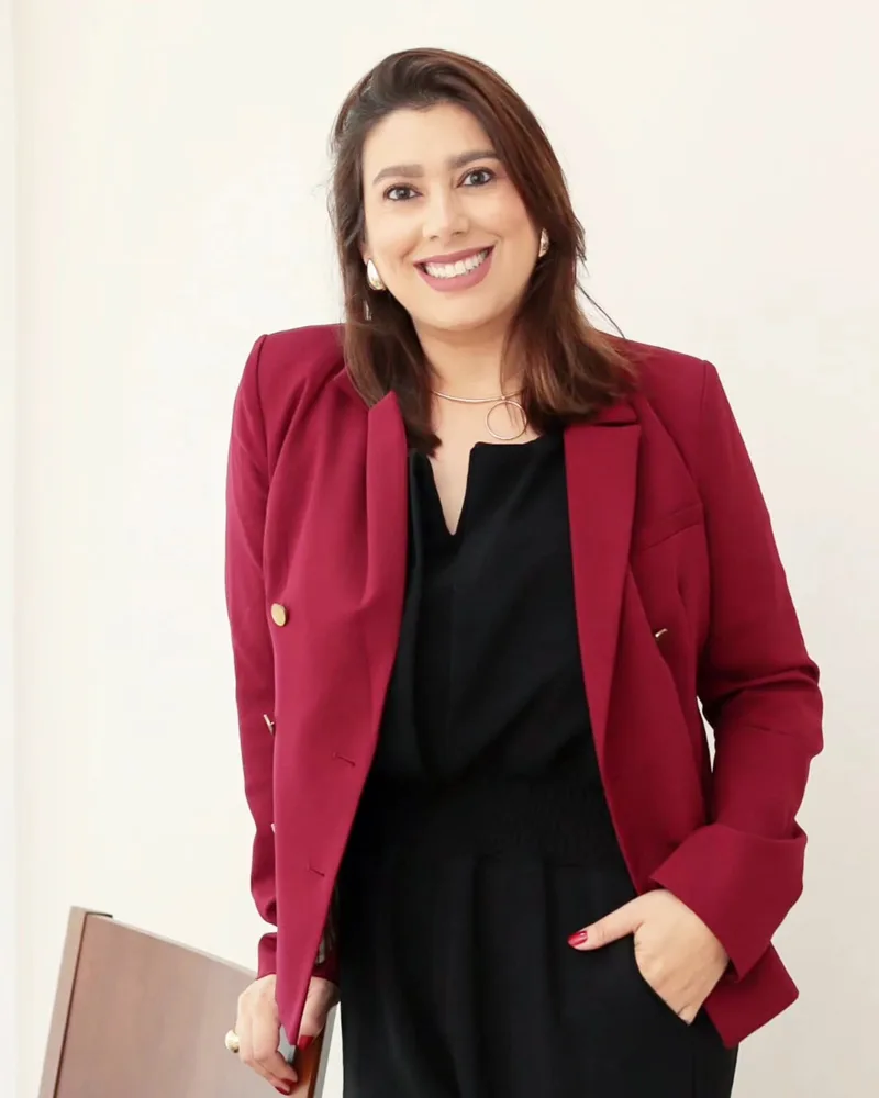Karina Lourenço, arquiteta, de blazer vinho
